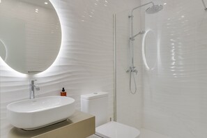 Shower, hair dryer, towels