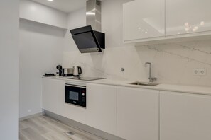 Fridge, microwave, dishwasher, coffee/tea maker