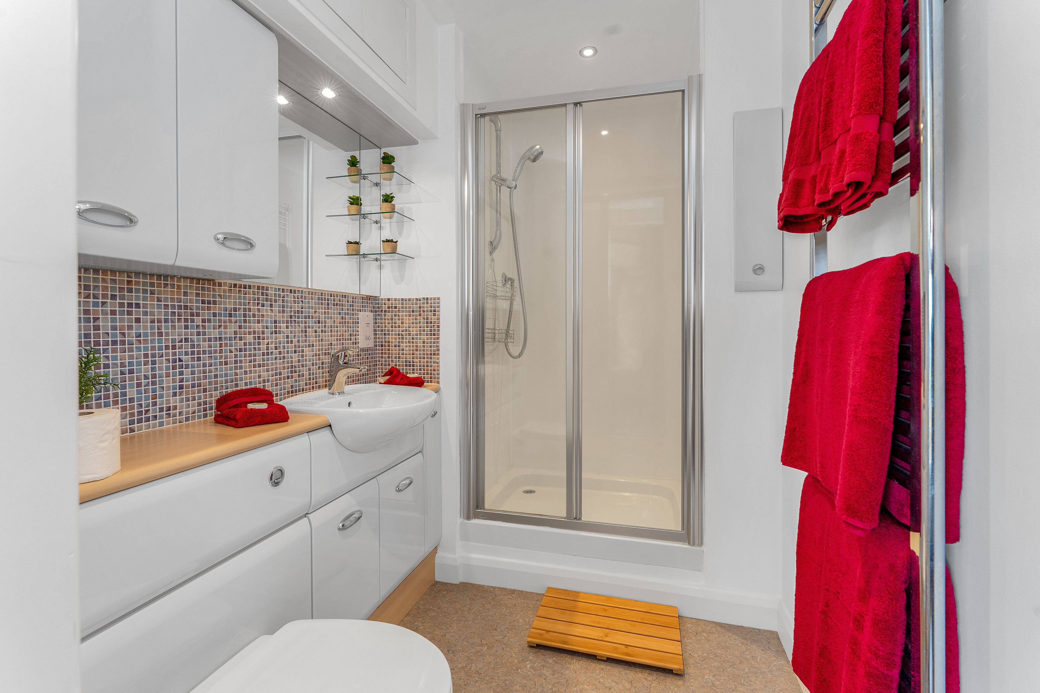 Dusch, hårtork, handdukar och tvål