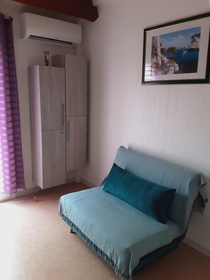 TV - Ref: SCH97 Mazet rental in residence with swimming pool sleeps 4 (LE LAVANDOU)