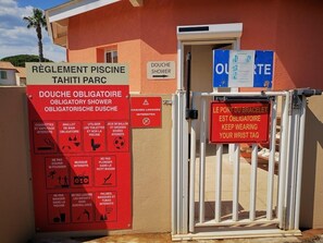 Exterior detail - Ref: SCH97 Mazet rental in residence with swimming pool sleeps 4 (LE LAVANDOU)