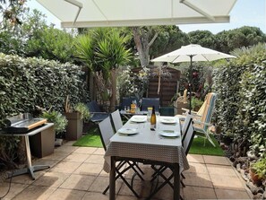 Outdoor dining - Ref: SCH97 Mazet rental in residence with swimming pool sleeps 4 (LE LAVANDOU)