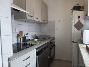 Fridge, microwave, dishwasher, cookware/dishes/utensils