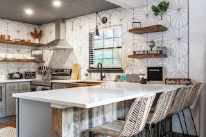 Kjøleskap, mikrobølgeovn, ovn og kokeplater