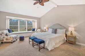4 habitaciones, escritorio y tabla de planchar con plancha 