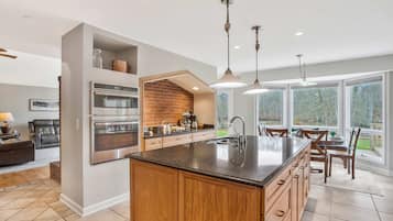 Geladeira, micro-ondas, fogão, cooktop