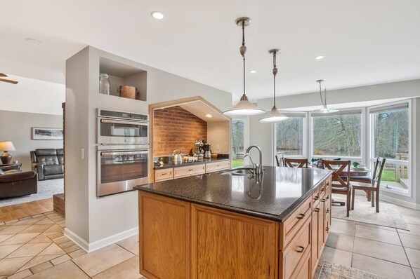 Fridge, microwave, oven, stovetop - Gorgeous Creek Side Ranch-Style Estate With Dock (Queenstown)