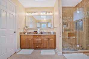 Shower, hair dryer, towels - Gorgeous Creek Side Ranch-Style Estate With Dock (Queenstown)