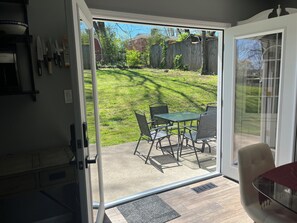 Outdoor dining - Cozy mountain top newly remodeled home. (Clinton)