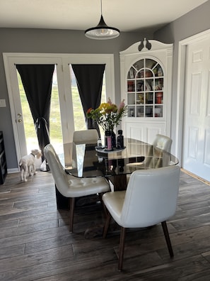 Dining - Cozy mountain top newly remodeled home. (Clinton)