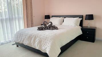 5 bedrooms, soundproofing, WiFi, bed sheets