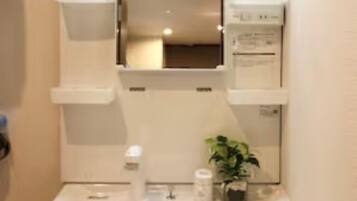 Basic Apartment | Bathroom | Towels