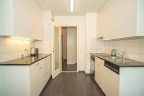 Frigorífico, horno, placa de cocina y lavavajillas