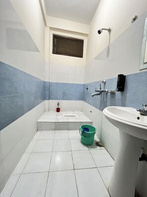 Combined shower/bathtub, rainfall showerhead, free toiletries, towels - Hotel Pahuna Ghar (Nepalgunj)