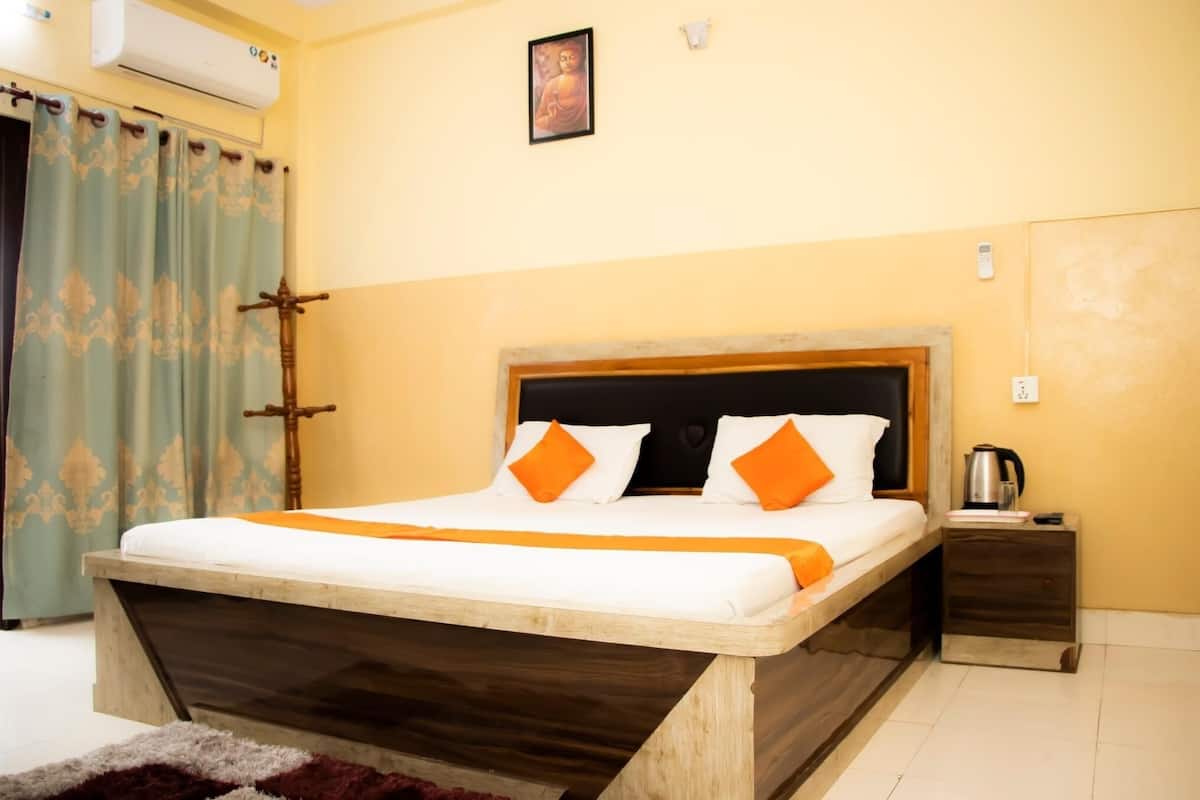 Pillowtop beds, desk, laptop workspace, free WiFi