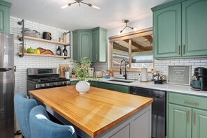 Frigorifero, microonde, lavastoviglie, macchina per tè/caffè