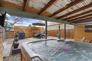 Outdoor dining - Lakeside Landing. Pad Private Hot Tub Pets Welcome (Denver)