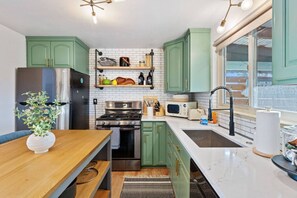 ثلاجة، ميكروويف، غسالة أطباق، ماكينة لصنع القهوة/الشاي