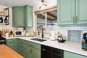 Geladeira, micro-ondas, lava-louças, cafeteira/chaleira