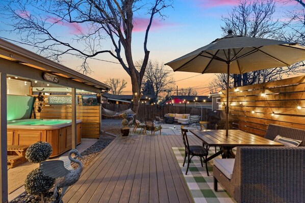 Outdoor dining - Lakeside Landing. Pad Private Hot Tub Pets Welcome (Denver)