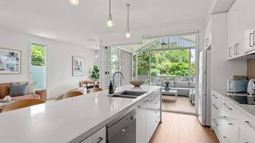 Fridge, microwave, dishwasher, cookware/dishes/utensils