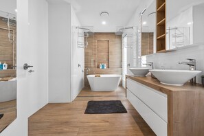 Shower, hair dryer, towels, soap - Paddo Princess! ~ 4Bed/2Bath/1Car ~ House (Paddington)