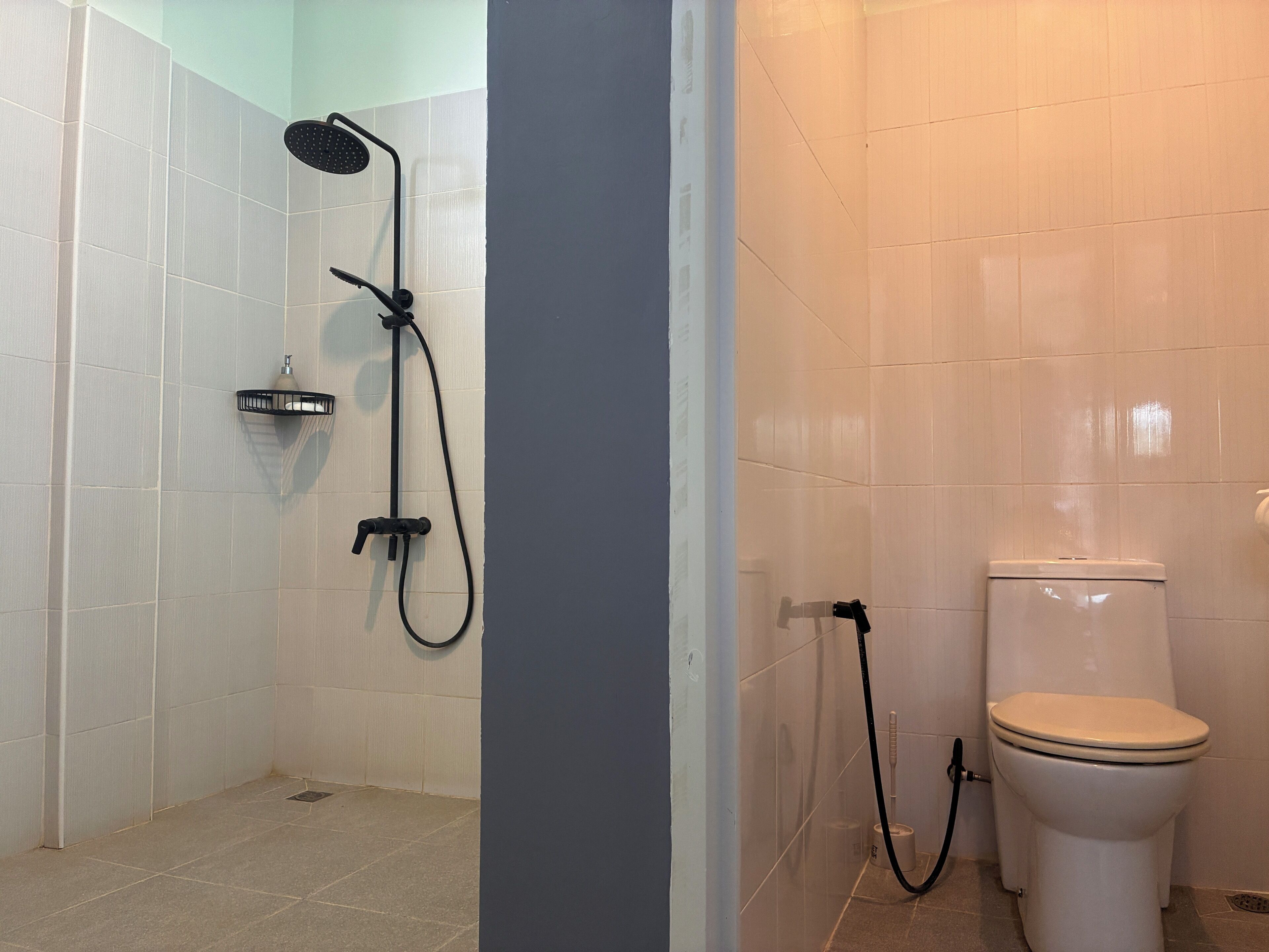 Un baño con ducha, inodoro y lavabo.