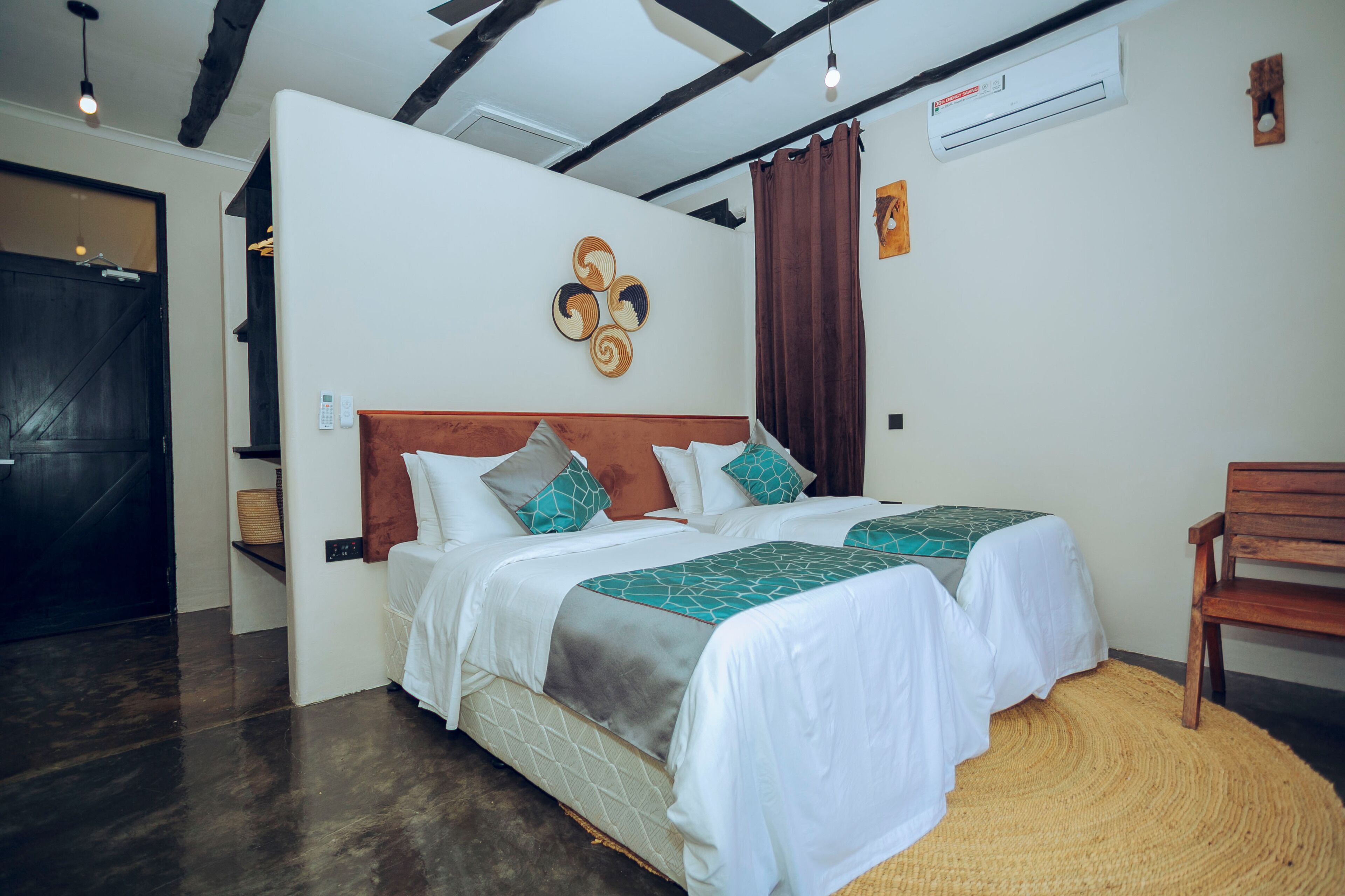 Deluxe Twin Room | Memory foam beds, in-room safe, desk, laptop workspace