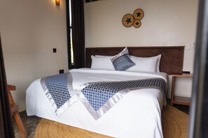 Deluxe-dobbeltværelse | Senge med madrasser af memory foam, pengeskab på værelset, skrivebord
