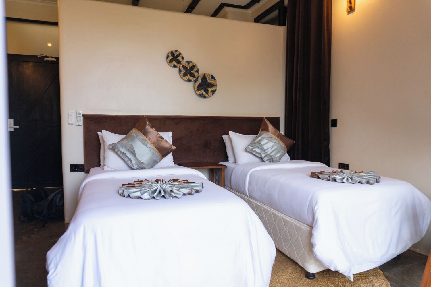 غرفة ديلوكس بسريرين منفصلين | أسرّة بإسفنج يتكيف مع شكل الجسم وخزنة داخل الغرفة ومكتب