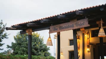 Vista frontal de la propiedad