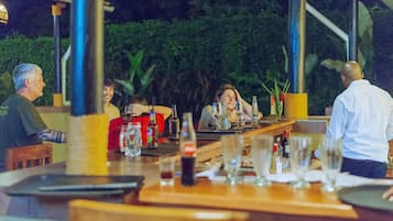 2 bar/ruang istirahat