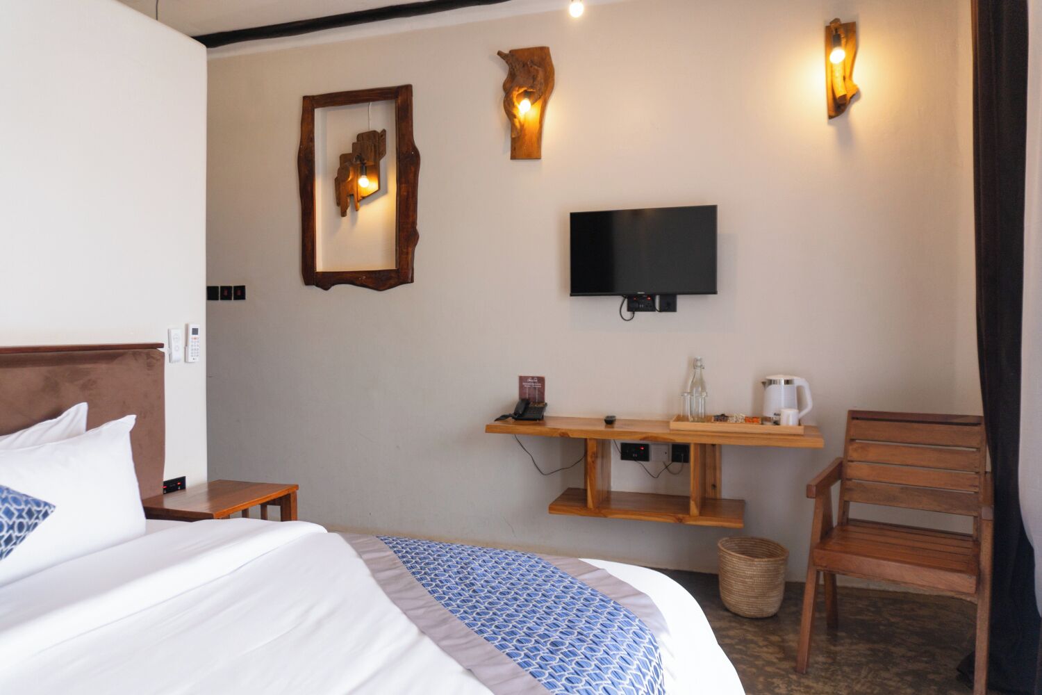 Busa memori, brankas, meja kerja, dan ruang kerja ramah laptop