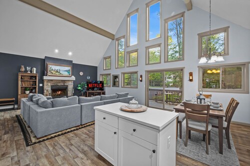 Dog-Friendly Chalet w/ Hot Tub Near Lake & Beach