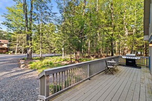 Outdoor dining - Family Retreat w/ Hot Tub, Firepit, Medieval Charm (Blakeslee)