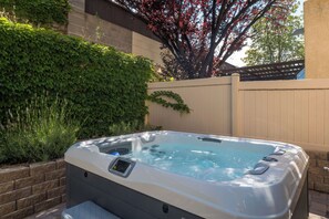 Outdoor spa tub - The Q by Velo - Stylish Mid-Century Modern Home (Albuquerque)