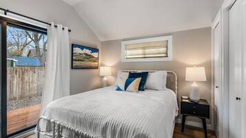 2 bedrooms, desk, iron/ironing board, WiFi