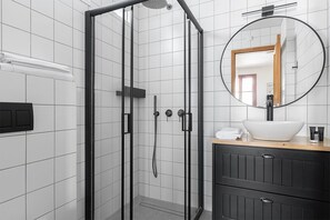 スタジオ | バスルーム | シャワー、バスアメニティ (無料)、ヘアドライヤー、タオル