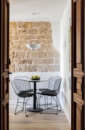 Studio | In-room dining - Flea Market Charm Studio by Sea N' Rent (Tel Aviv)