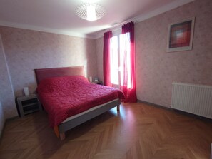 3 bedrooms, iron/ironing board, free WiFi