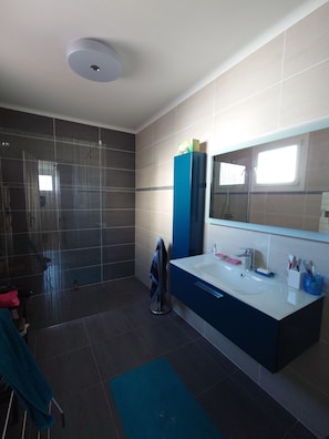 Shower, hair dryer, toilet paper - Maison Latour bas Elne (Latour-Bas-Elne)