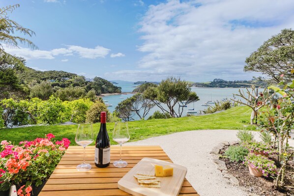 Outdoor dining - Prime Waterfront Studio in Opito Bay - 
One of the Bay's Best Spots (Kerikeri)