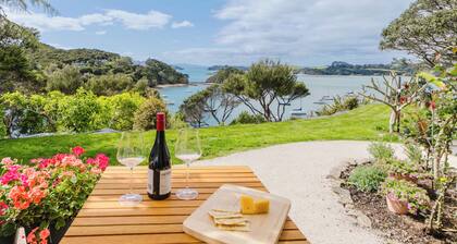 Prime Waterfront Studio in Opito Bay -
One of the Bay's Best Spots