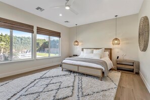 4 室のベッドルーム、アイロン / アイロン台、WiFi (無料)、ベッドシーツ