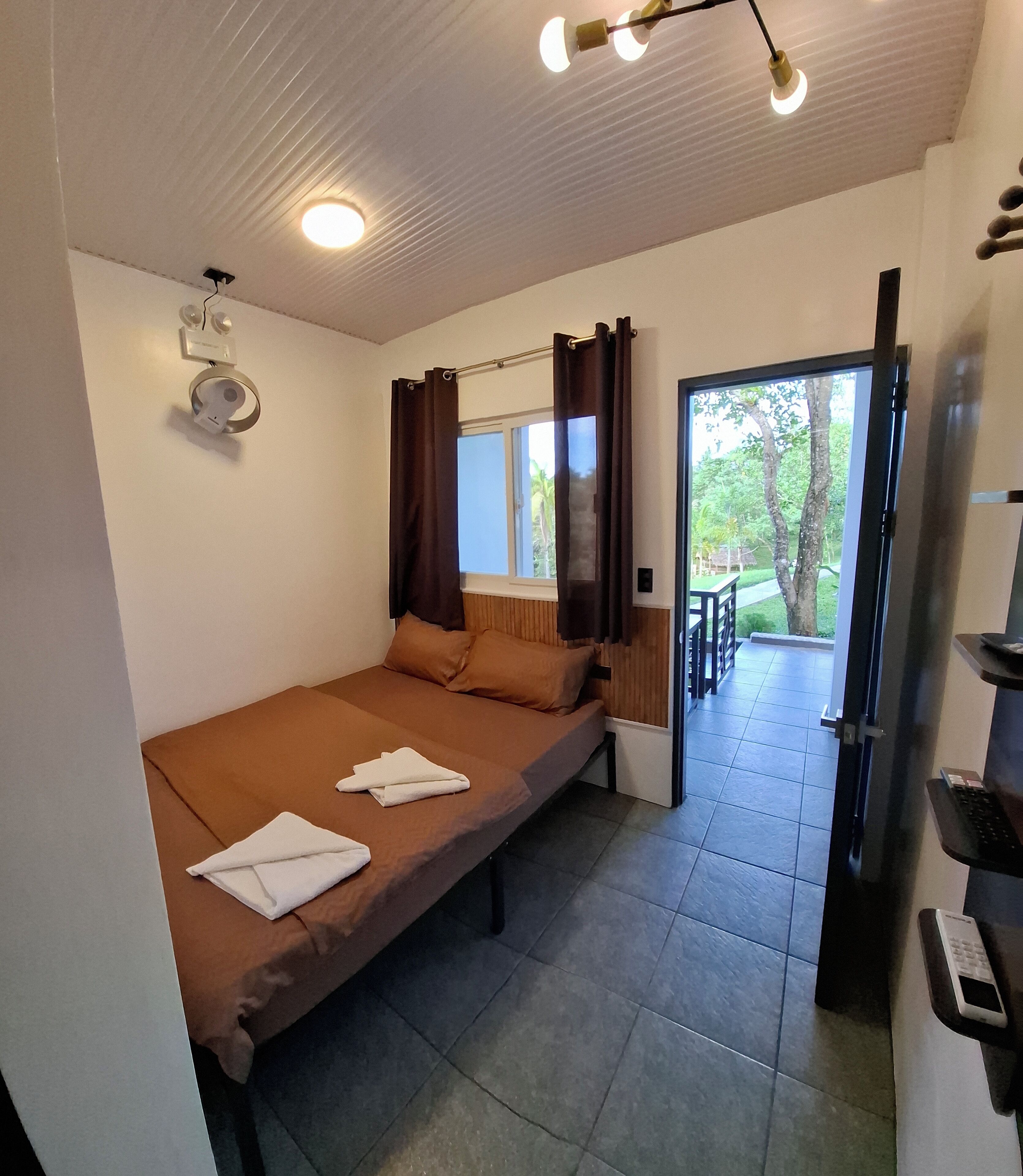 Hypo-allergenic bedding, minibar, free WiFi, bed sheets