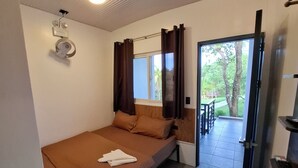 デラックス ダブルルーム クイーンベッド 1 台 禁煙 | 低刺激性寝具、ミニバー、WiFi (無料)、ベッドシーツ