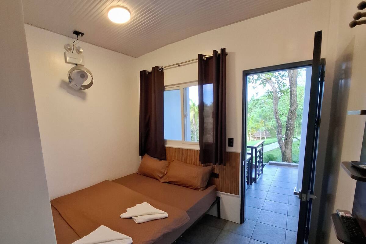 Deluxe Double Room, 1 Queen Bed, Non Smoking | Hypo-allergenic bedding available, minibar, WiFi (free), bed sheets