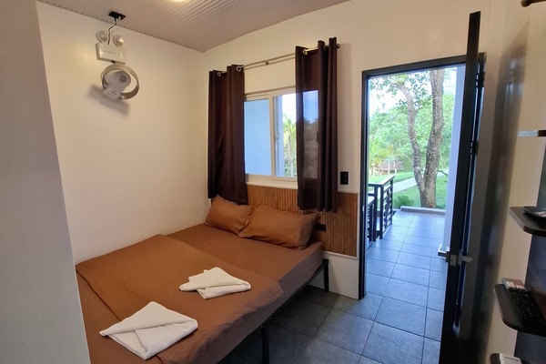Deluxe Double Room, 1 Queen Bed, Non Smoking | Hypo-allergenic bedding available, minibar, WiFi (free), bed sheets