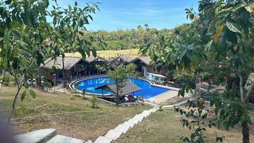 Basic Bungalow, 1 Queen Bed | Terrace/patio