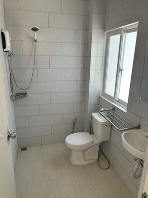 Dusche, Bidet, Handtücher, Seife